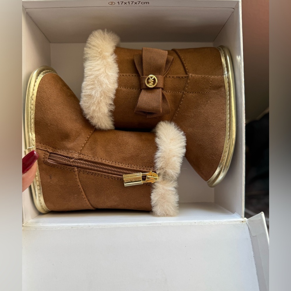 Michael Kors Baby Boots Size 3 Tan Faux Fur Bow Cozy Winter NWT - Picture 4 of 7